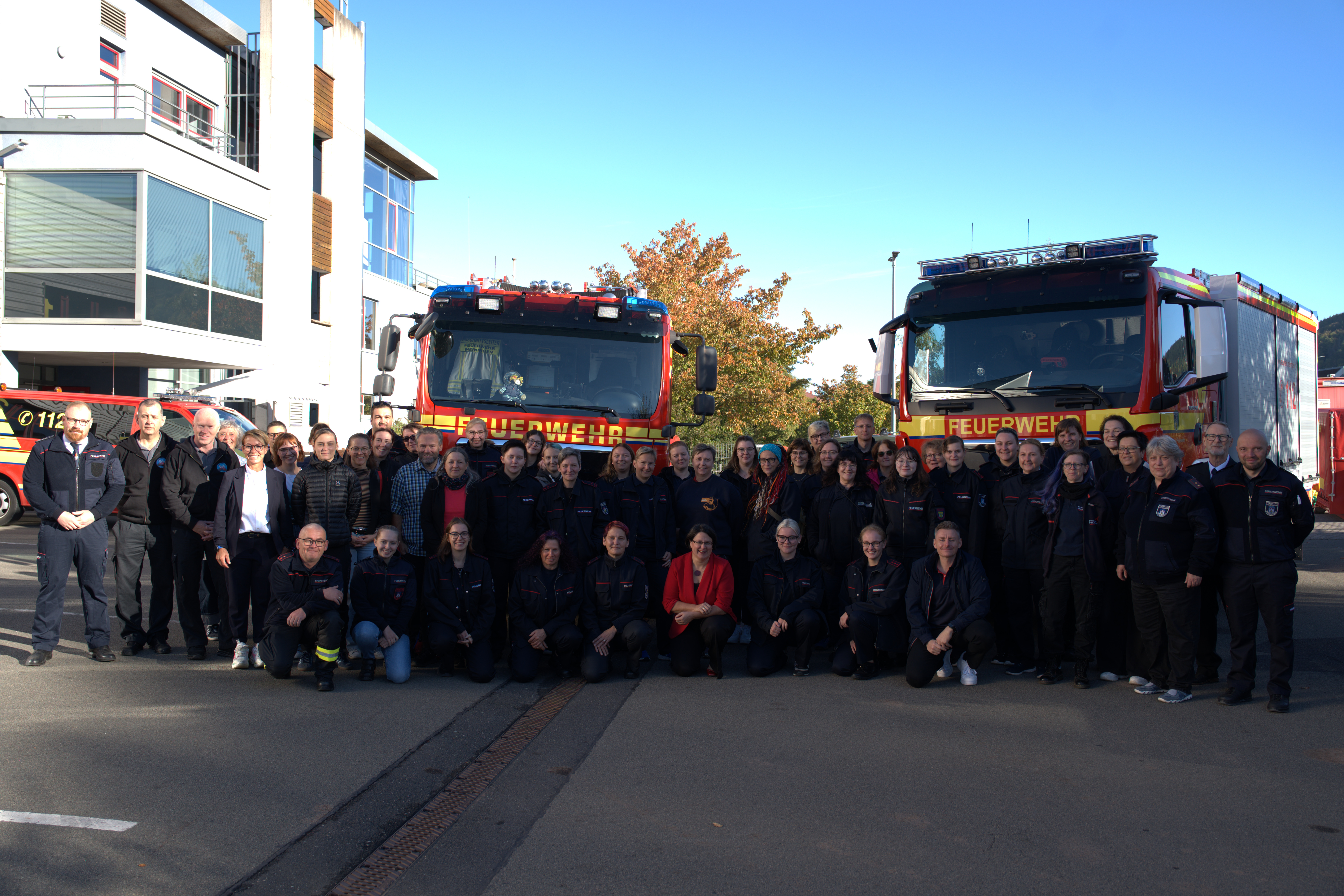 Gruppenfoto mit mehr als 45 Feuerwehrfrauen und Gästen.