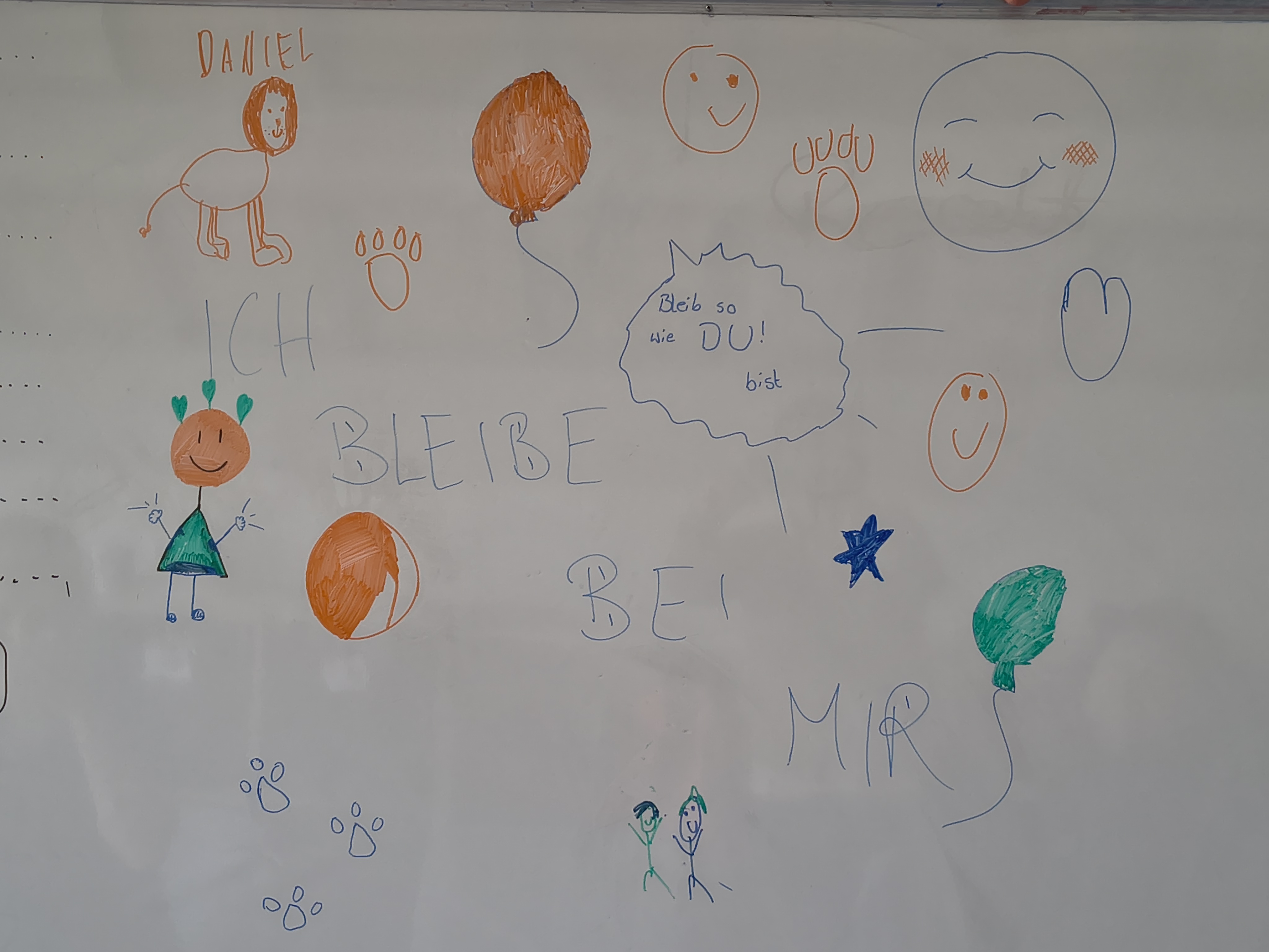 Gemalte Bilder auf einer weißen Tafel.