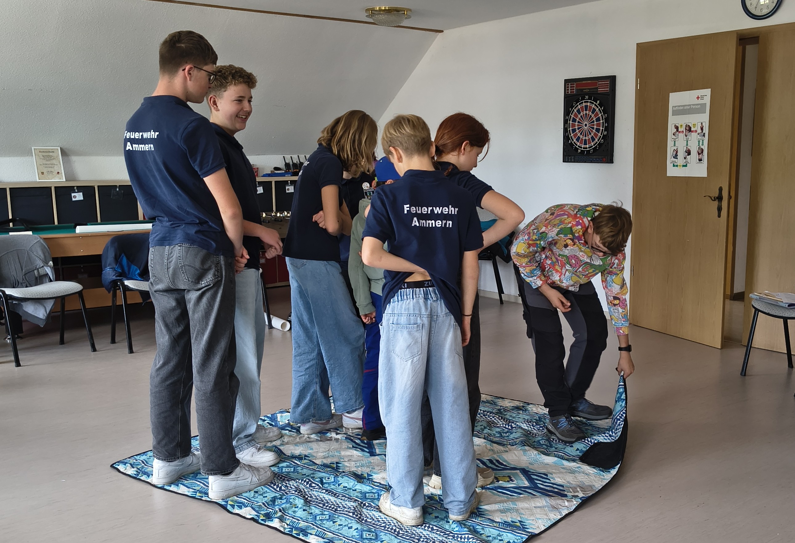 Kinder stehend auf einer Decke.