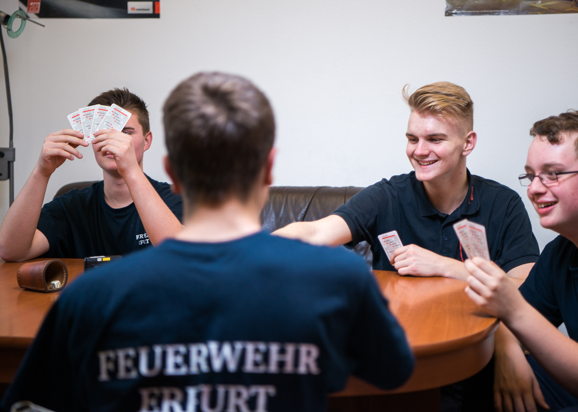 Männer der Generation Z spielen Karten